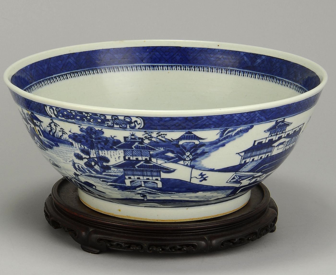 CHINESE EXPORT BLUE AND WHITE CANTON
