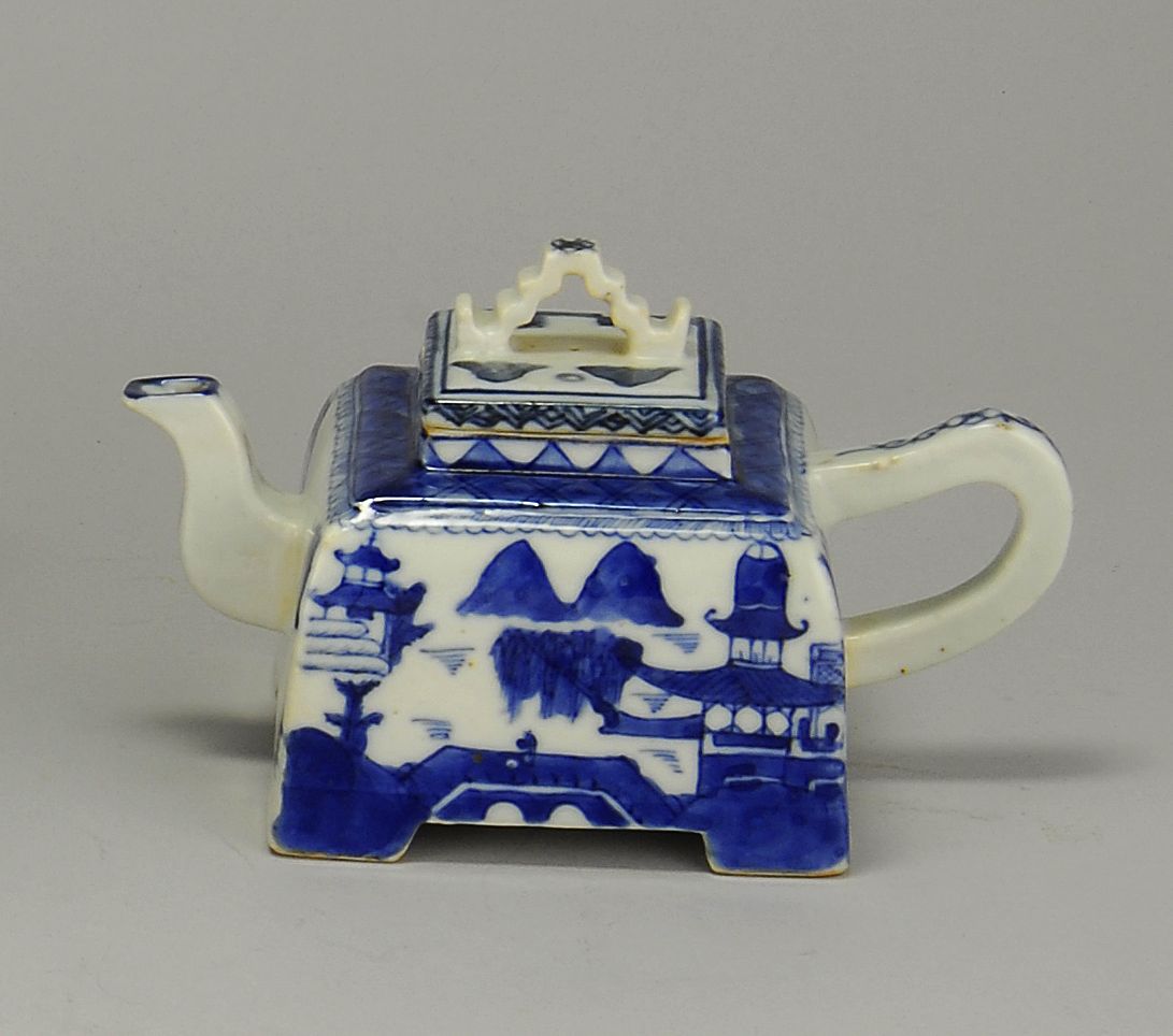 RARE CHINESE EXPORT BLUE AND WHITE CANTON