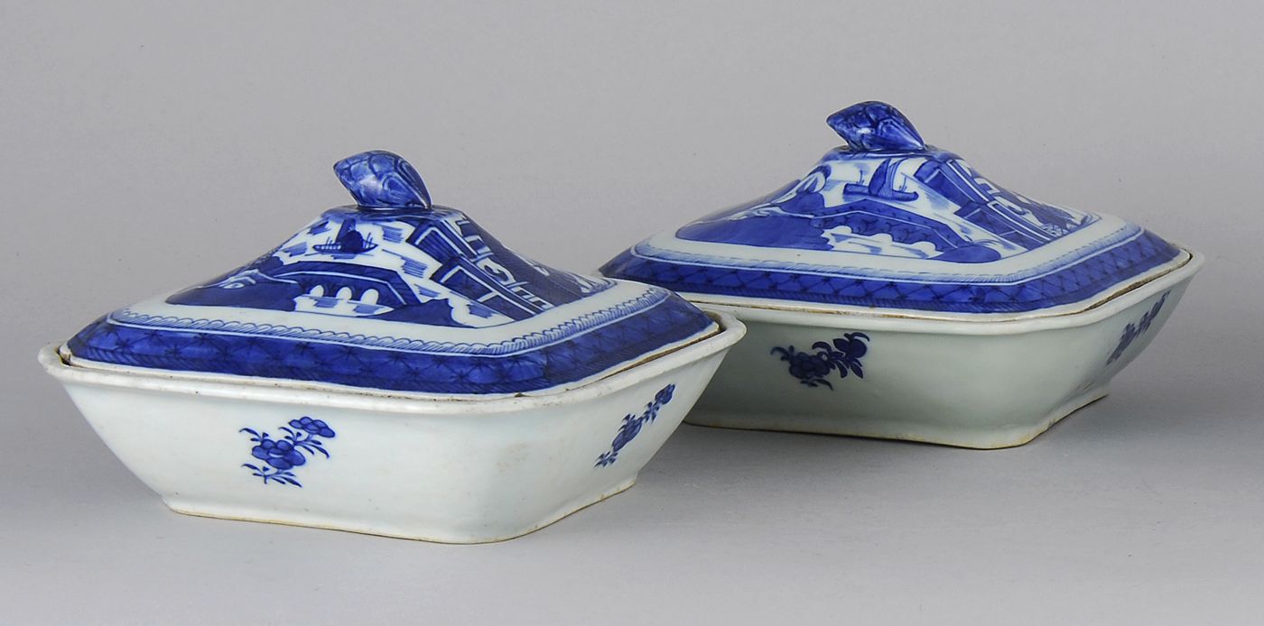 PAIR OF CHINESE EXPORT CANTON PORCELAIN