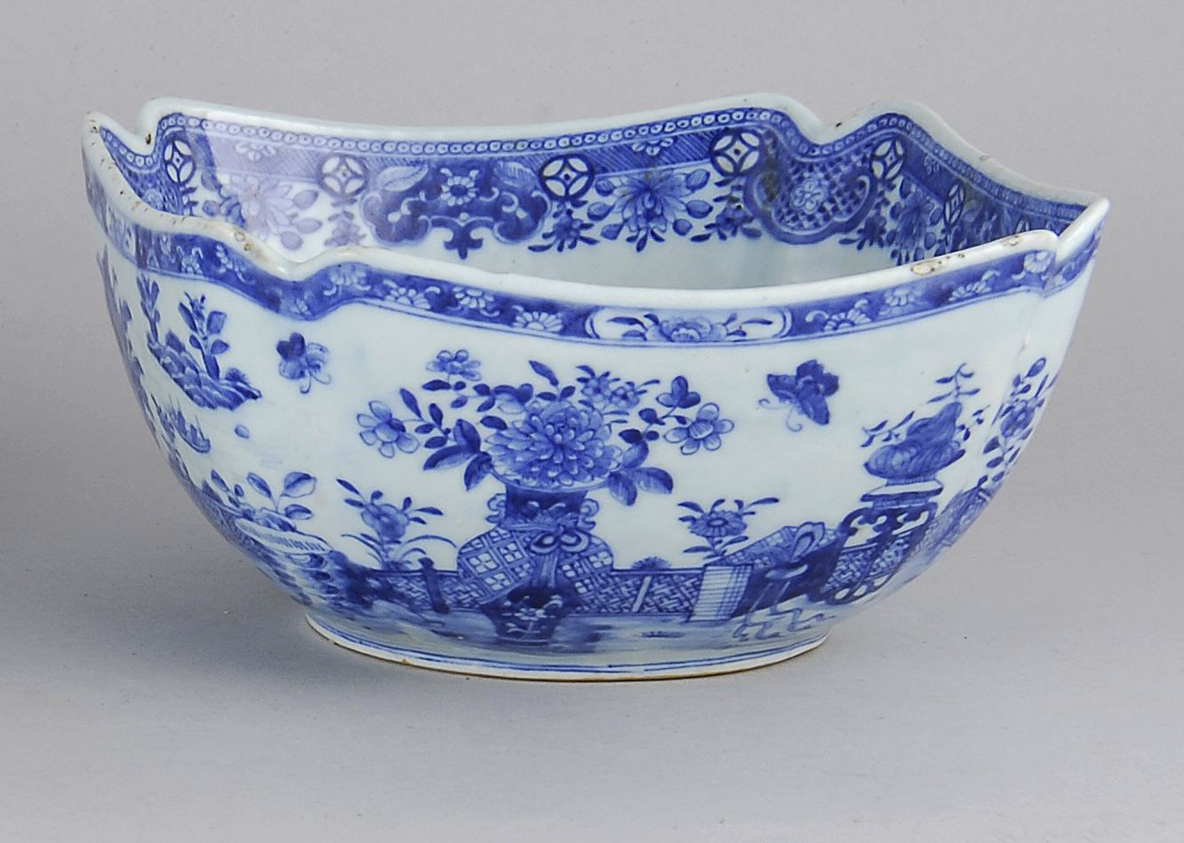 CHINESE EXPORT BLUE AND WHITE PORCELAIN