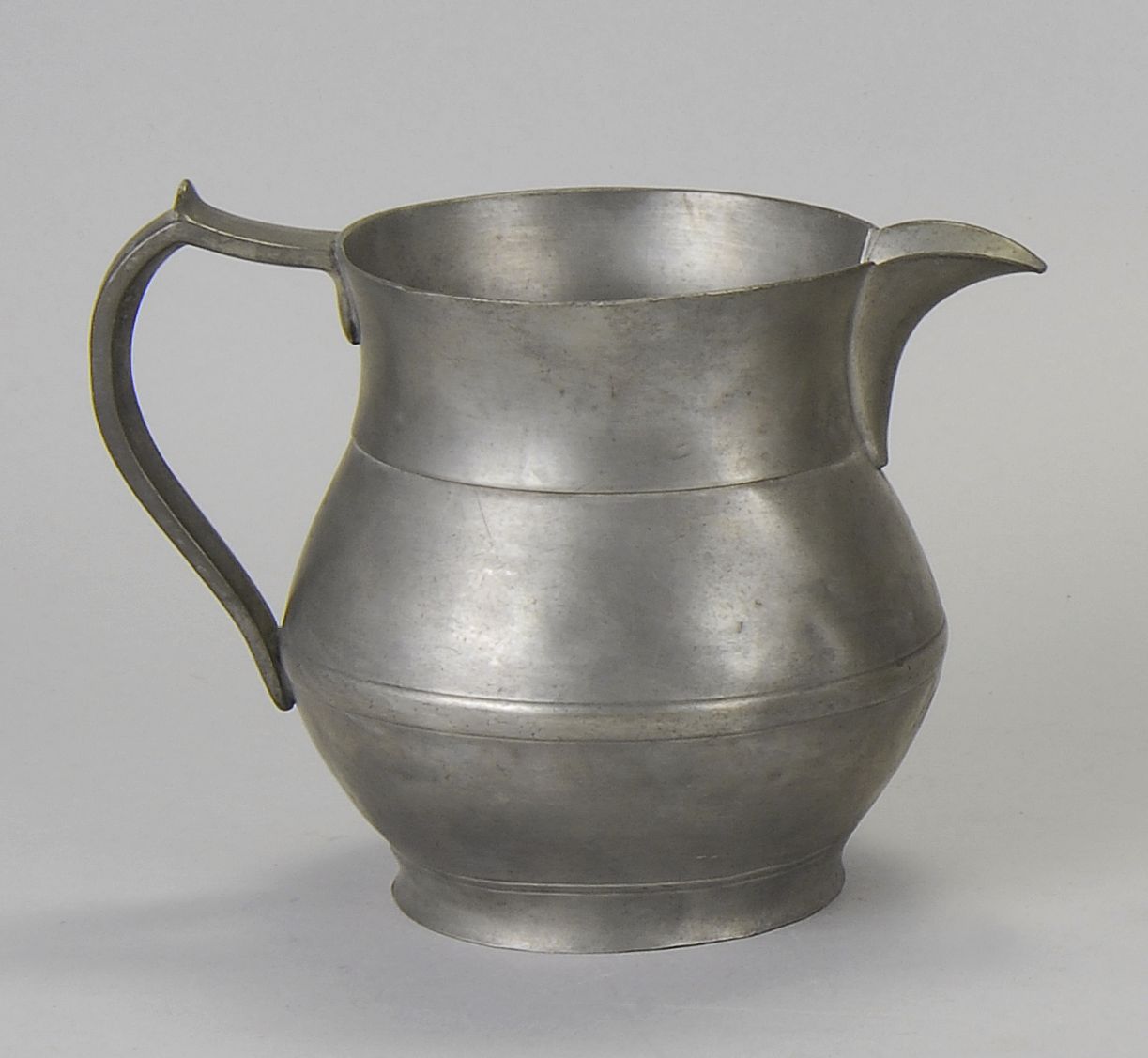 ANTIQUE AMERICAN PEWTER PITCHER