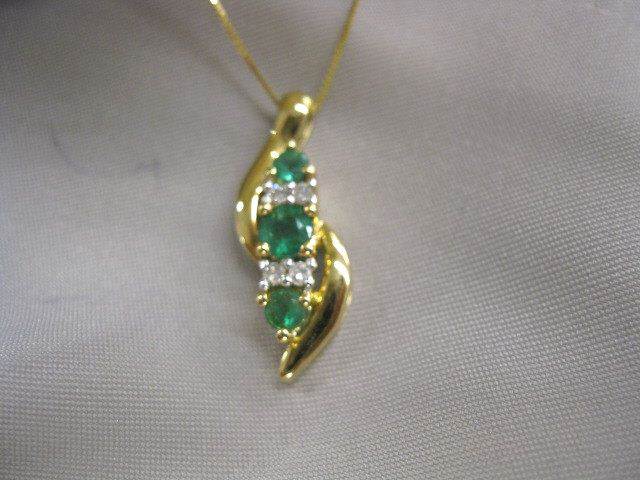 Emerald Diamond Pendant 3 round 14d569