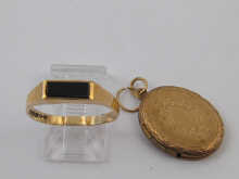 A yellow metal tests 9 ct gold  14d977