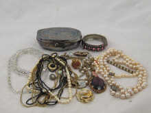 A quantity of costume jewellery 14d979