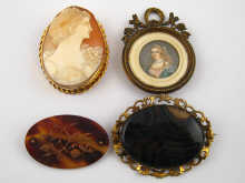 A mixed lot comprising four brooches 14da48