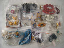 A large quantity of costume jewellery  14da9f