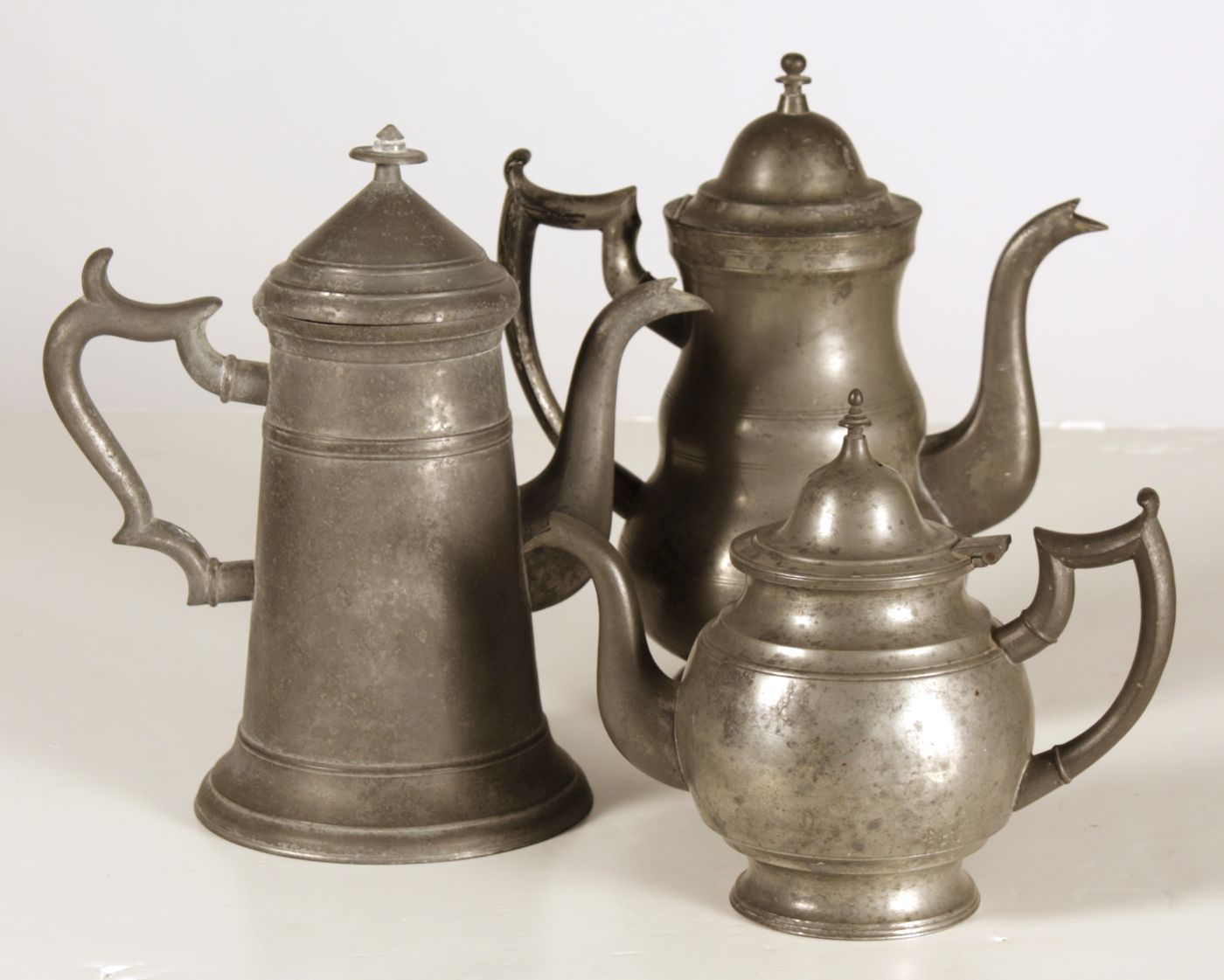 THREE ANTIQUE AMERICAN PEWTER TEAPOTS 14dd5c