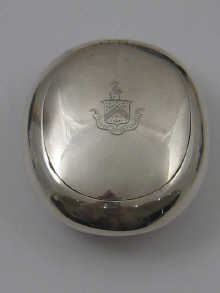 An oval silver squeeze opening snuff