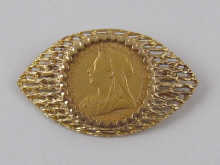A Victorian sovereign in 9 ct.