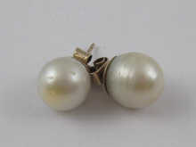 A pair of large cultured pearl 14de04