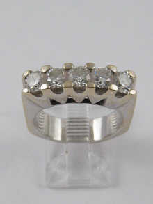 A five stone diamond ring set in 14ddff