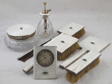A dressing table set of eight pieces 14ded0