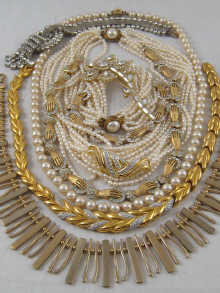 A mixed lot of costume jewellery 14df1a