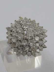 An 18 ct white gold diamond cluster 14e018