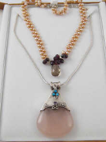 A pearl necklace from which garnets 14e02a