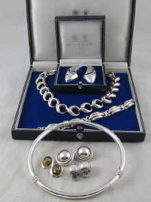 A quantity of silver jewellery 14e02e