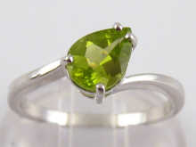 A 9 carat white gold peridot ring  14e0f1