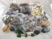 A large quantity of costume jewellery 14e0f2