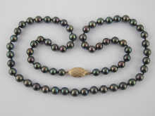 A cultured black pearl necklace 14e0ed