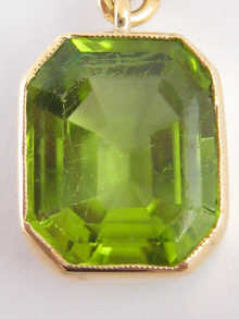 A 9 carat gold peridot pendant 14e106