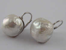 A pair of white metal (tests 18