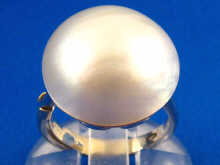 A white metal (tests 18 carat gold)