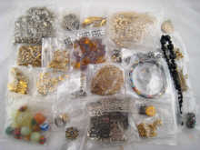 A quantity of costume jewellery 14e160