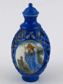 A hand painted Chinese snuff bottle