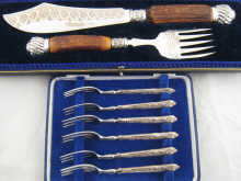 A boxed set of six silver handled pastry