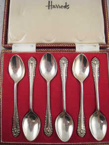 A boxed set of six silver tea spoons 14f78a