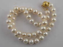 A cultured pearl necklace with