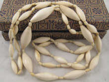 An ivory necklace approx. 136 cm long.