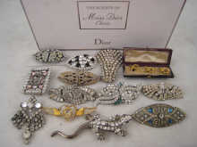 A mixed lot of costume jewellery 14f918