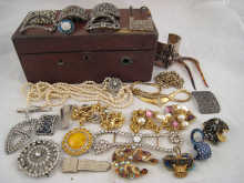 A mixed lot of costume jewellery 14f921