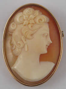 A carved shell cameo brooch in