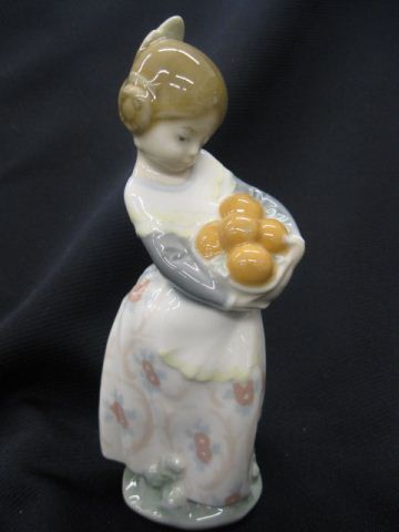 Lladro Porcelain Figurine of Girlholding 14fac7