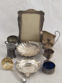 A mixed lot of silver comprising an