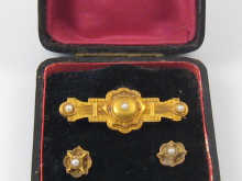 A hallmarked 15 ct gold boxed suite