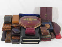 A quantity of vintage jewellery boxes