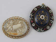 A cameo brooch depicting a classical