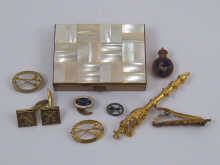 A quantity of royal insignia and 1502c9