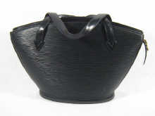 A Louis Vuitton lady s bag approx  1502f4