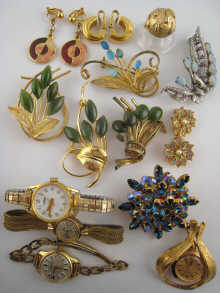 A quantity of costume jewellery 150349