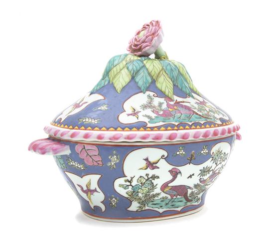 A Chinese Export Porcelain Tureen 150826