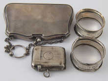 A silver purse with leather compartmented 14e832