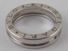 An 18 carat white gold band ring 14e849