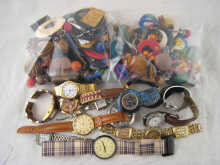 A quantity of costume jewellery