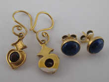 A pair of lapis lazuli ear studs 14e868