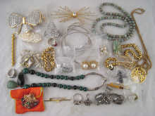 A quantity of costume jewellery 14e87b