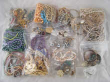 A large quantity of costume jewellery  14e87d